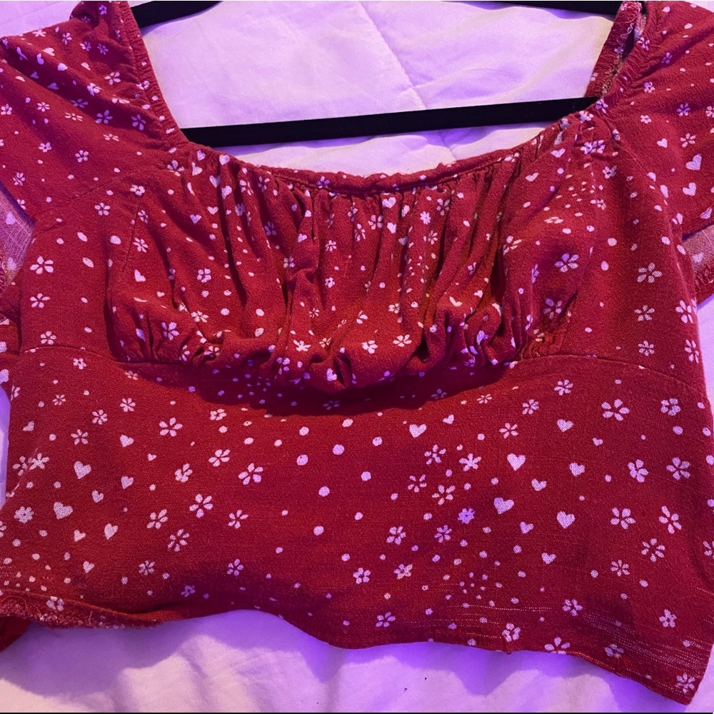 pretty red pac-sun crop top. (SMALL)